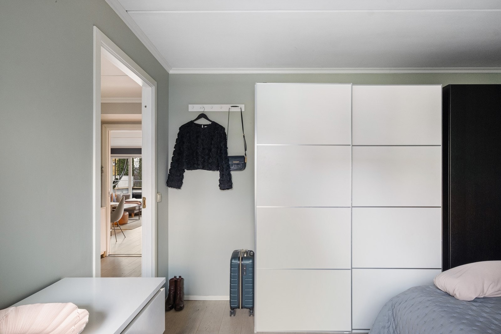 Hovedsoverommet har en praktisk skyvedørsgarderobe til oppbevaring av klær og sko Galleribilde