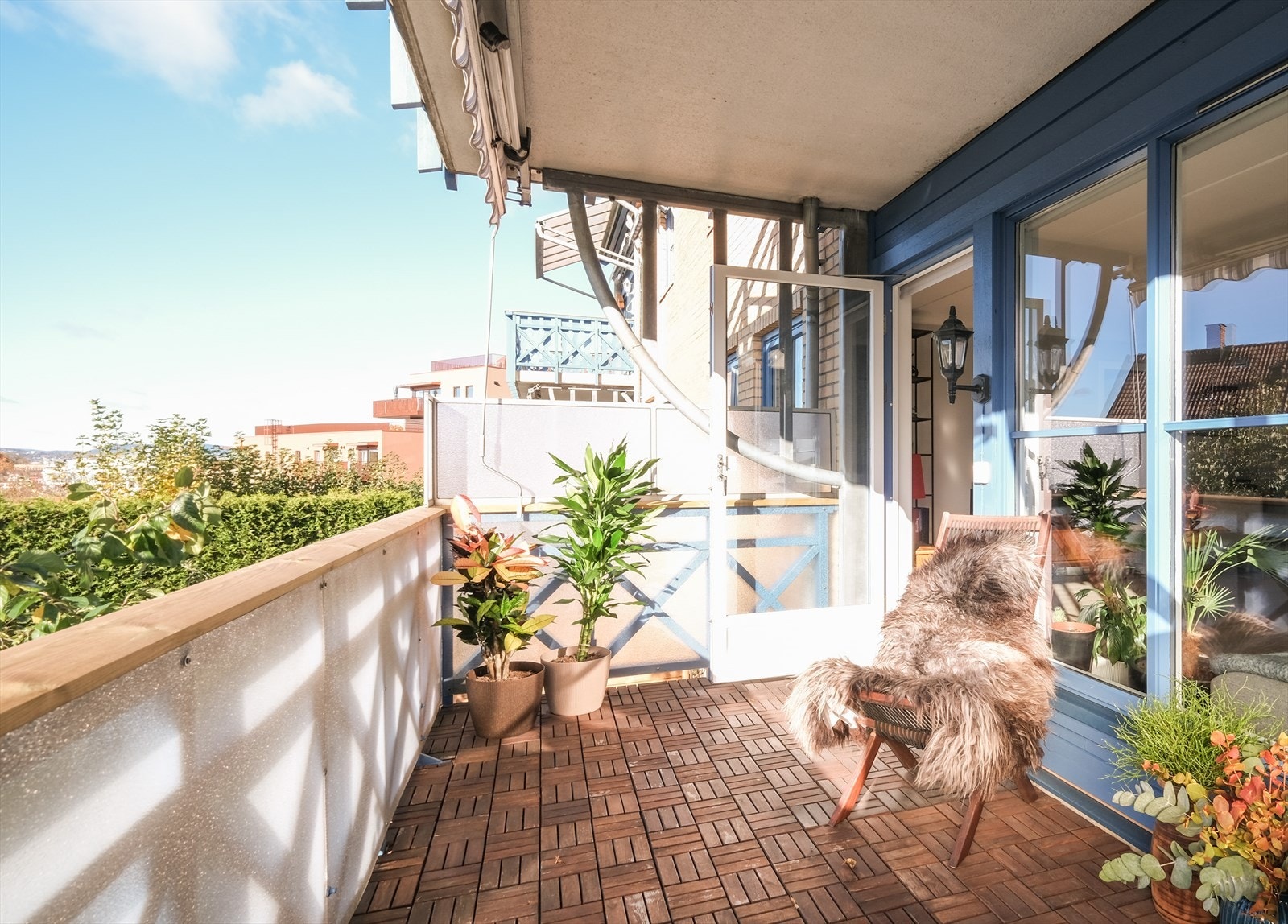 Sydvestvendt balkong med gode solforhold fra ca. kl. 12.00 til kveld, sommerstid. Galleribilde