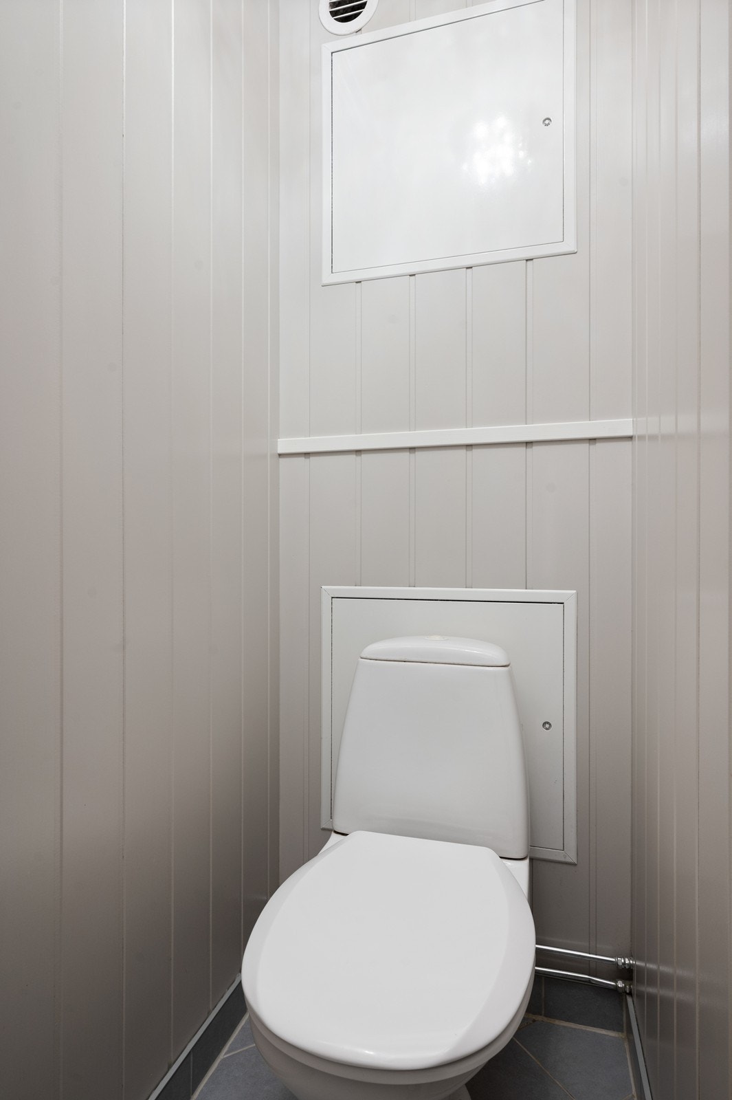 Leiligheten har et praktisk, separat toalettrom i tilknytning til entréen. Galleribilde