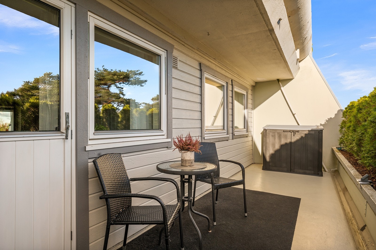 Balkongen utenfor kjøkkenet er et fint sted for en morgenkaffe. Galleribilde