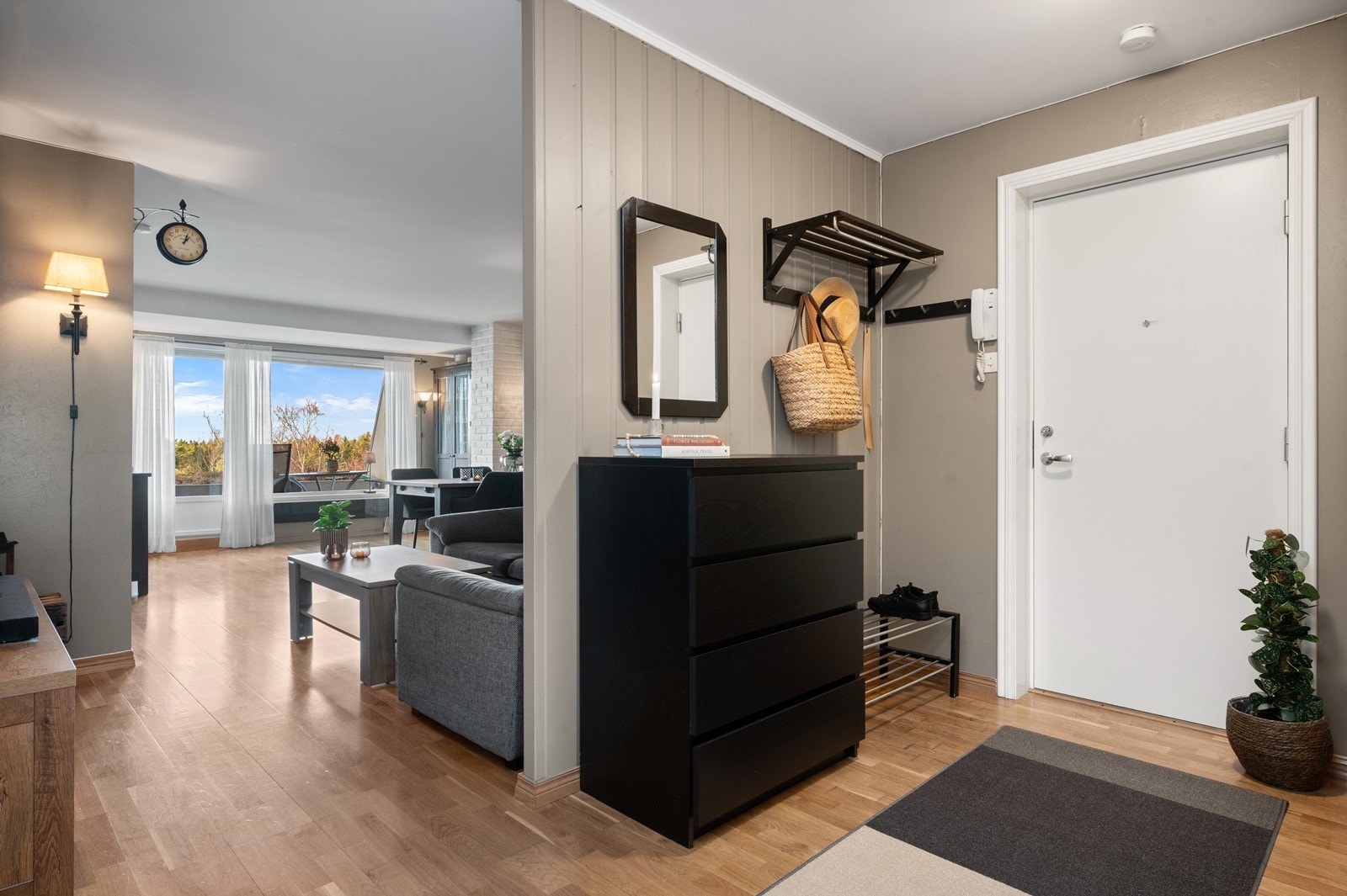 Entréen er lys og gir et godt førsteinntrykk, med adkomst til leilighetens øvrige rom. Galleribilde