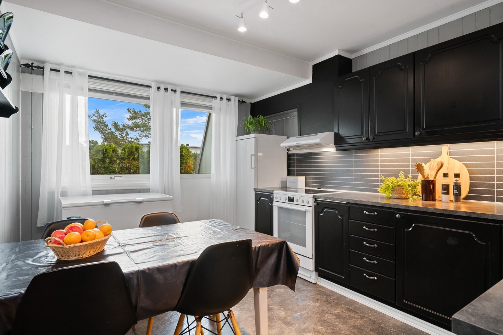 Kjøkkenet er et funksjonelt rom med plass til en spiseplass ved vinduet. Galleribilde