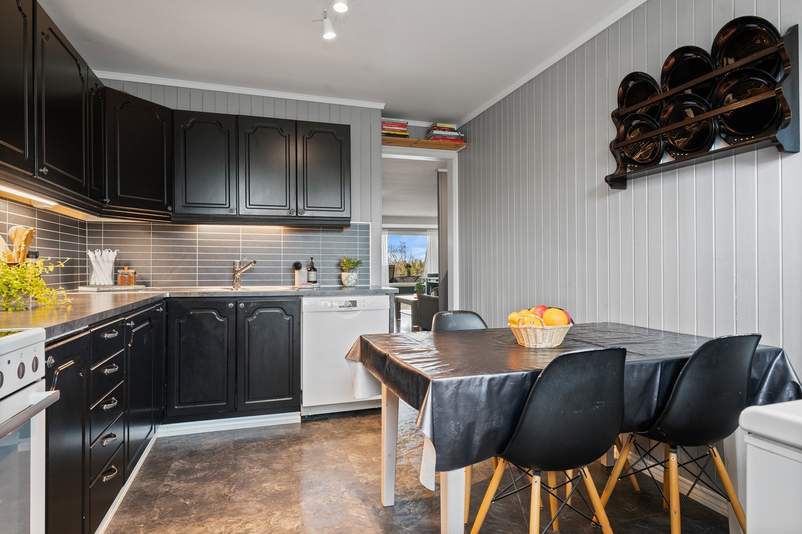 Kjøkkeninnredningen har profilerte fronter, og fra kjøkkenet er det utgang til leilighetens andre balkong. Galleribilde