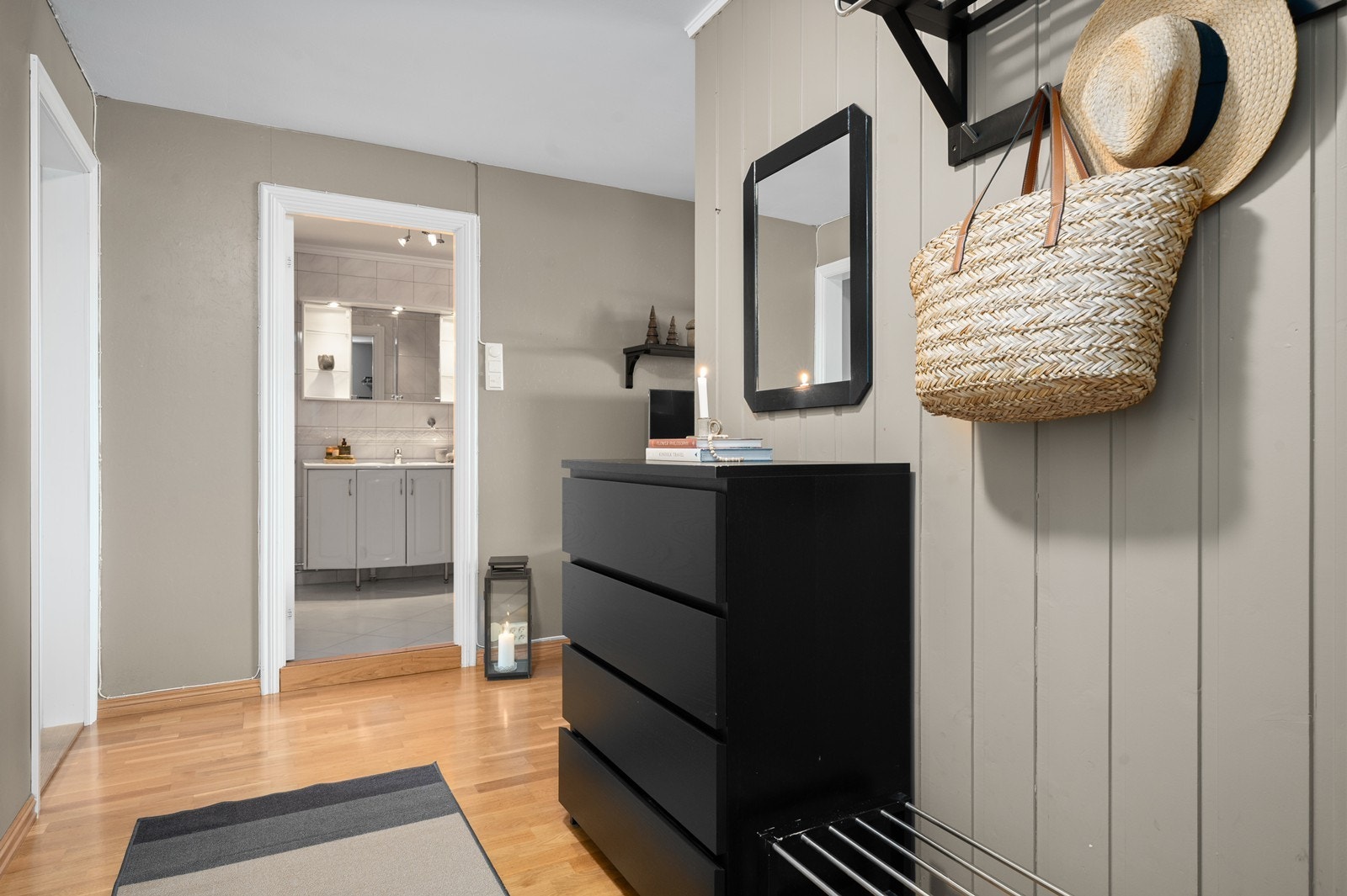 Fra gangen er det enkel tilgang til bad og soverom. Leiligheten er utstyrt med porttelefon. Galleribilde