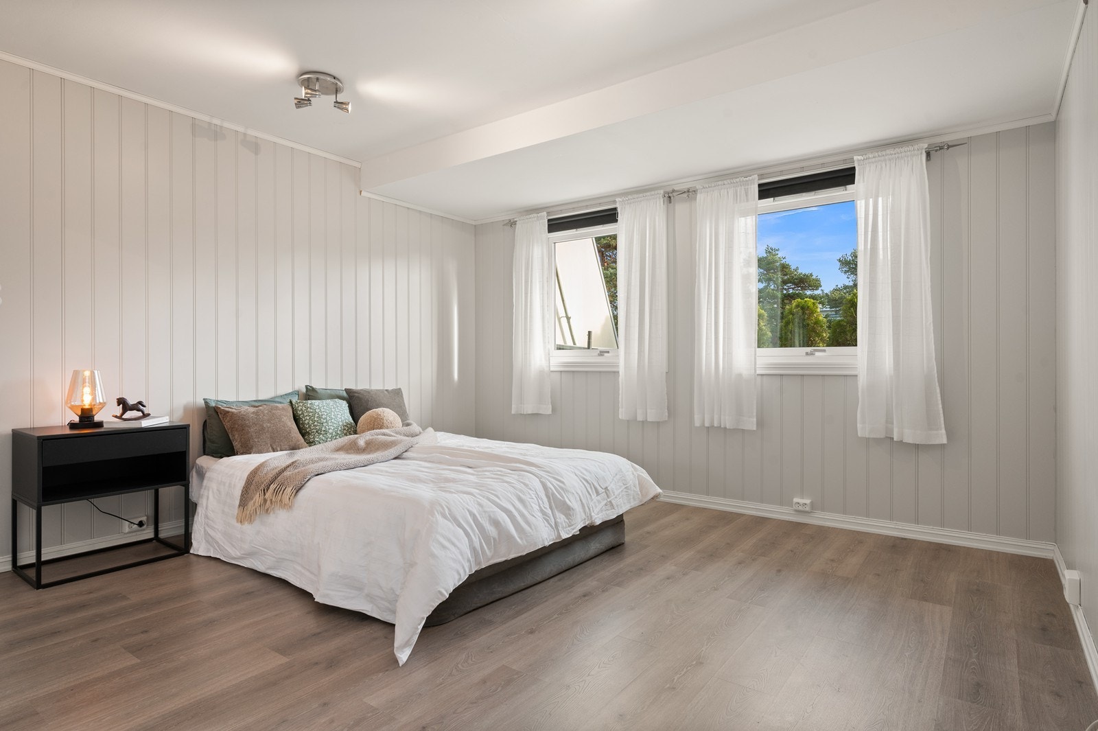 Romslig soverom som tidligere har vært 2 soverom. Så her kan man enkelt få et ekstra soverom. Galleribilde