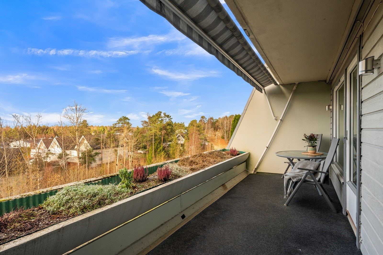 Fra stuen er det utgang til en romslig, vestvendt balkong med god plass til utemøbler. Galleribilde