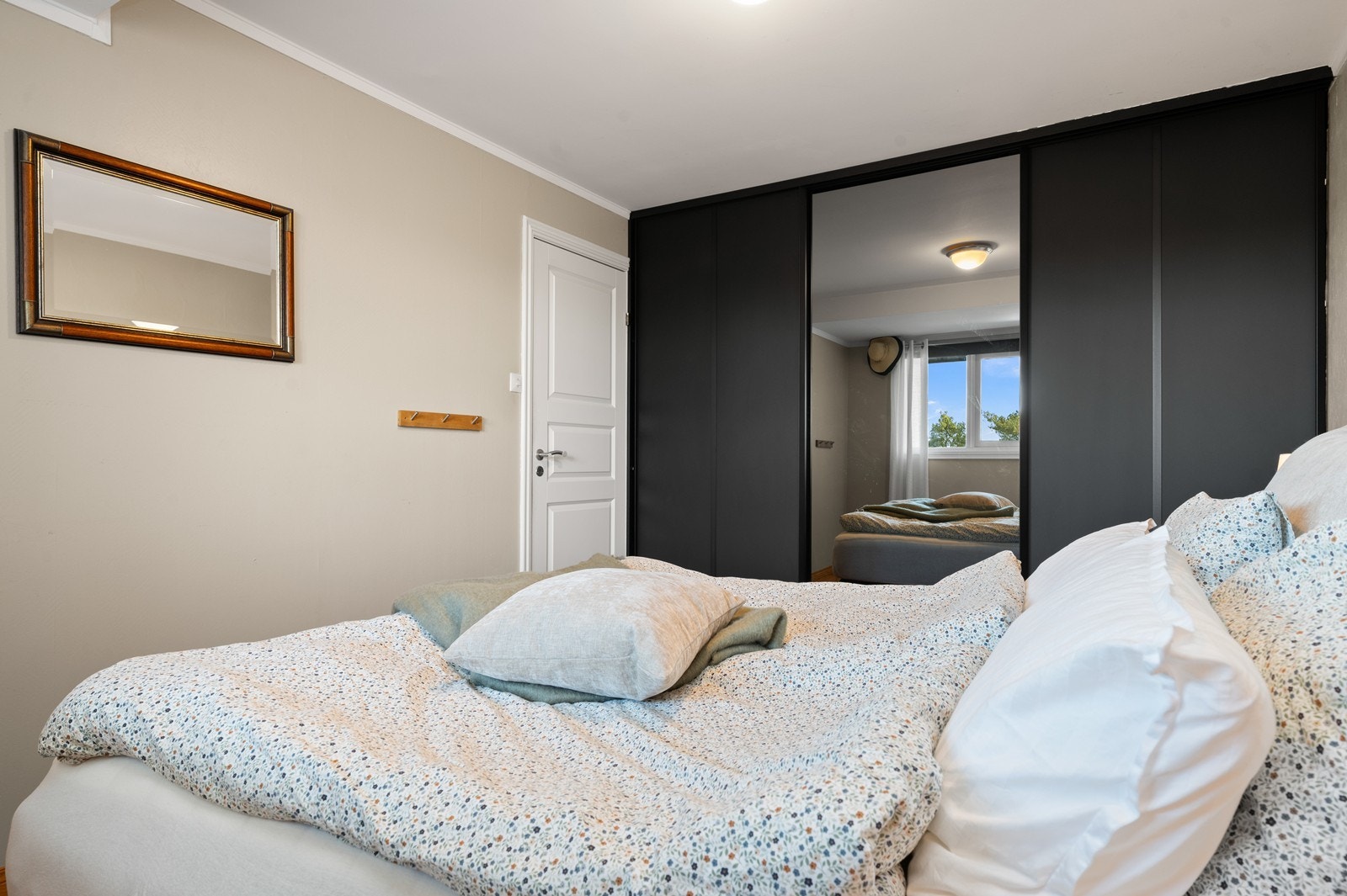 God plass til en stor garderobeløsning for oppbevaring. Galleribilde