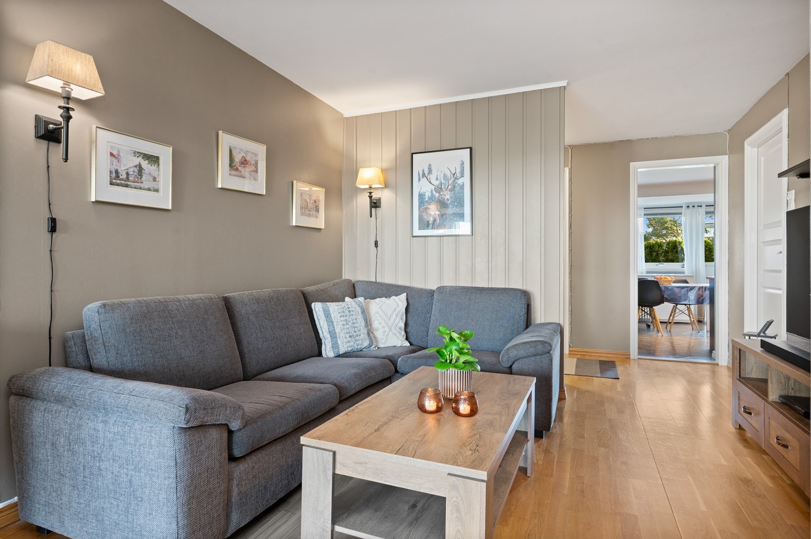 Stuen har god plass til en sofagruppe, og oppvarming skjer via panelovn. Galleribilde