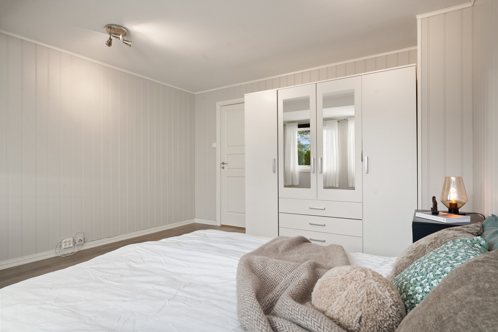 Rommet gir gode muligheter for garderobeløsninger. Galleribilde