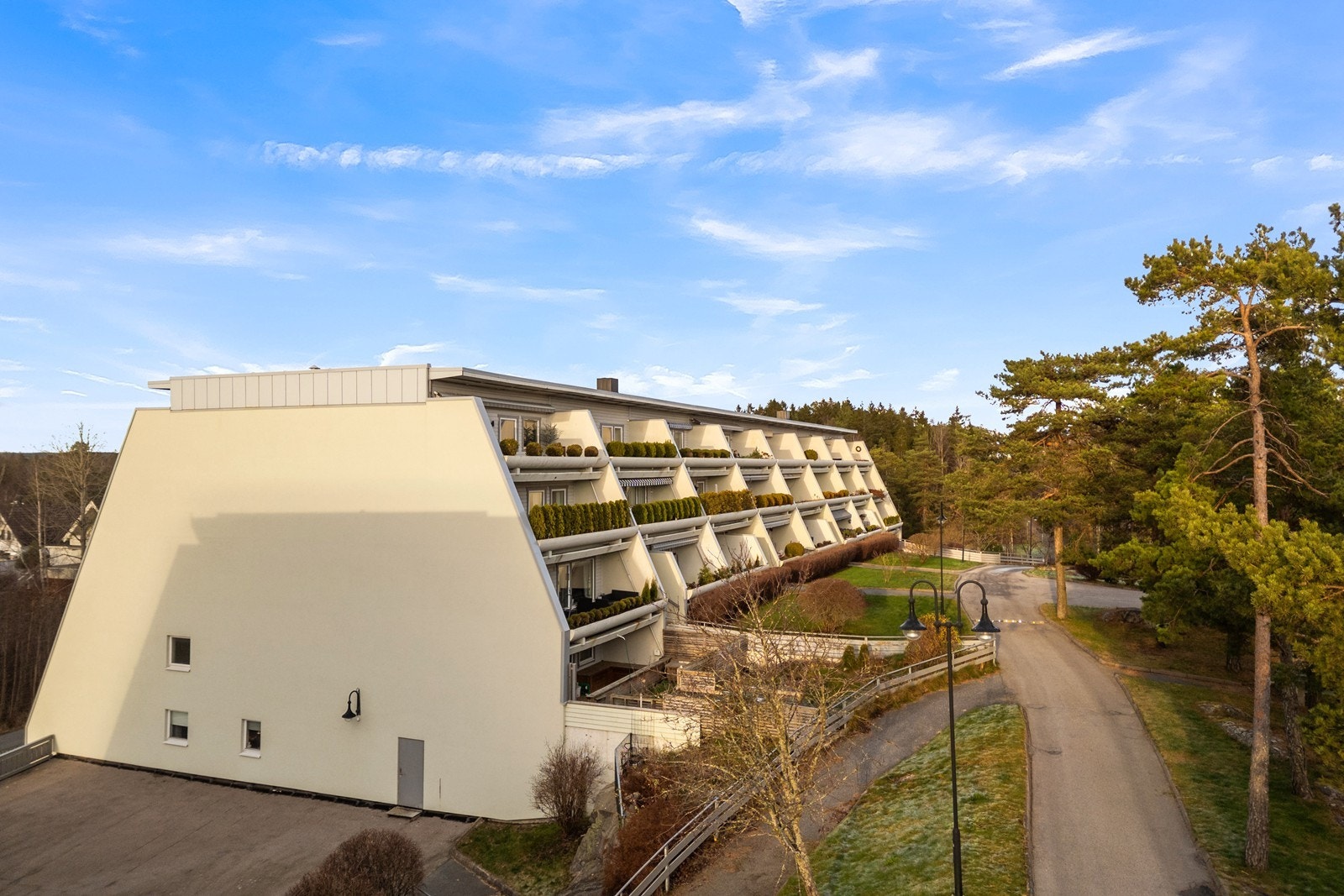 Herfra er det kort vei til både dagligvarebutikk og bussholdeplass med hyppige avganger. Galleribilde