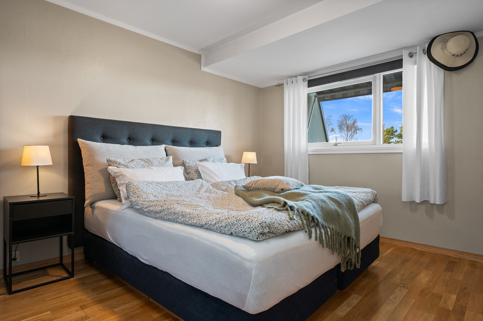 Hovedsoverommet er romslig med god plass til dobbeltseng og nattbord. Galleribilde