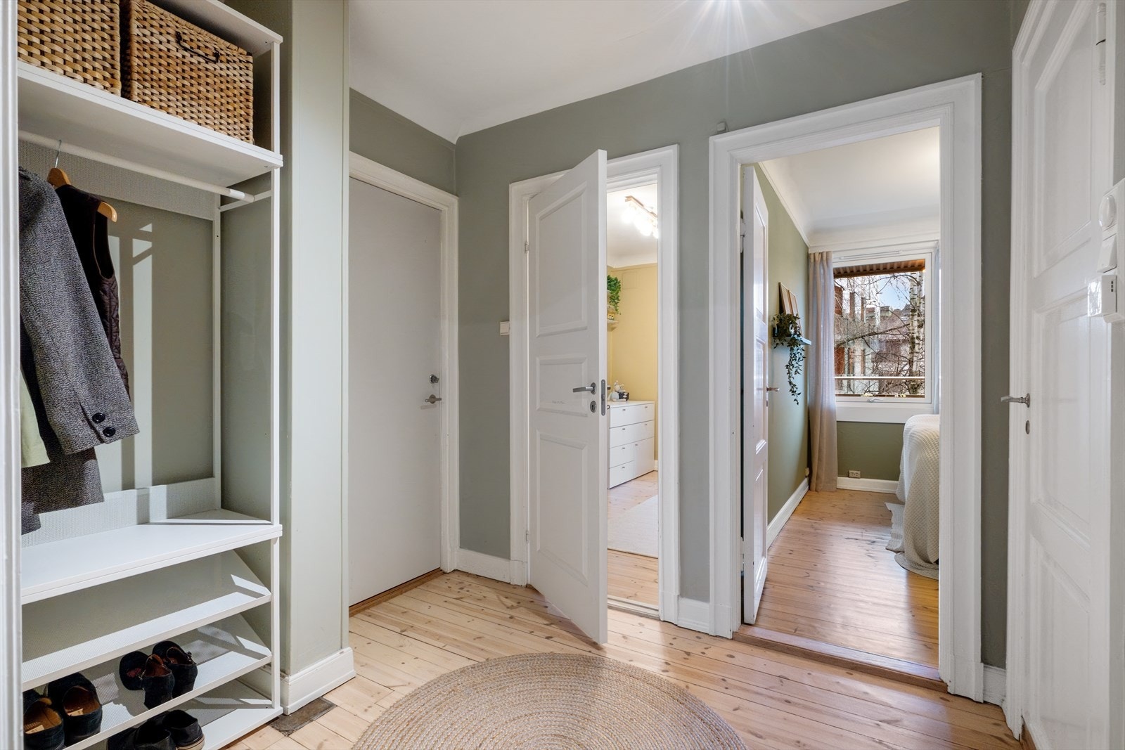 Entré med plass til yttertøy og oppbevaringsløsninger Galleribilde