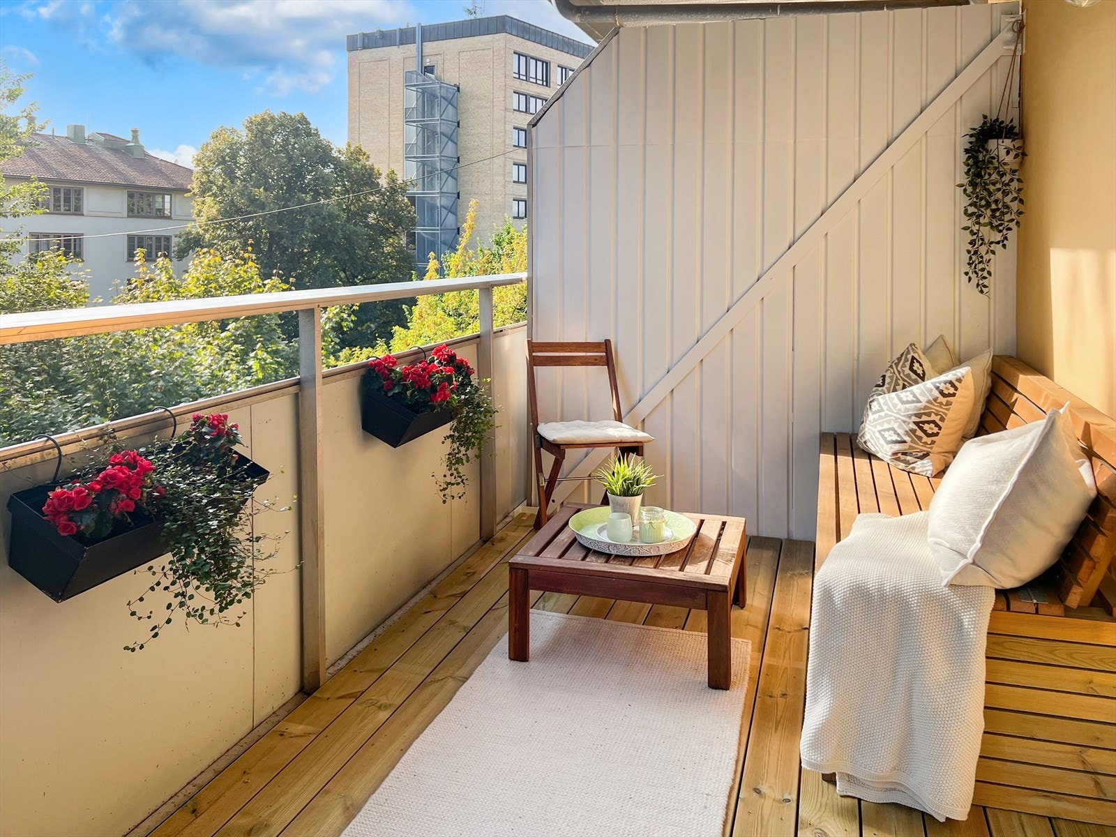 Balkongen vender ut mot stille omgivelser (privat bilde fra sommer) Galleribilde