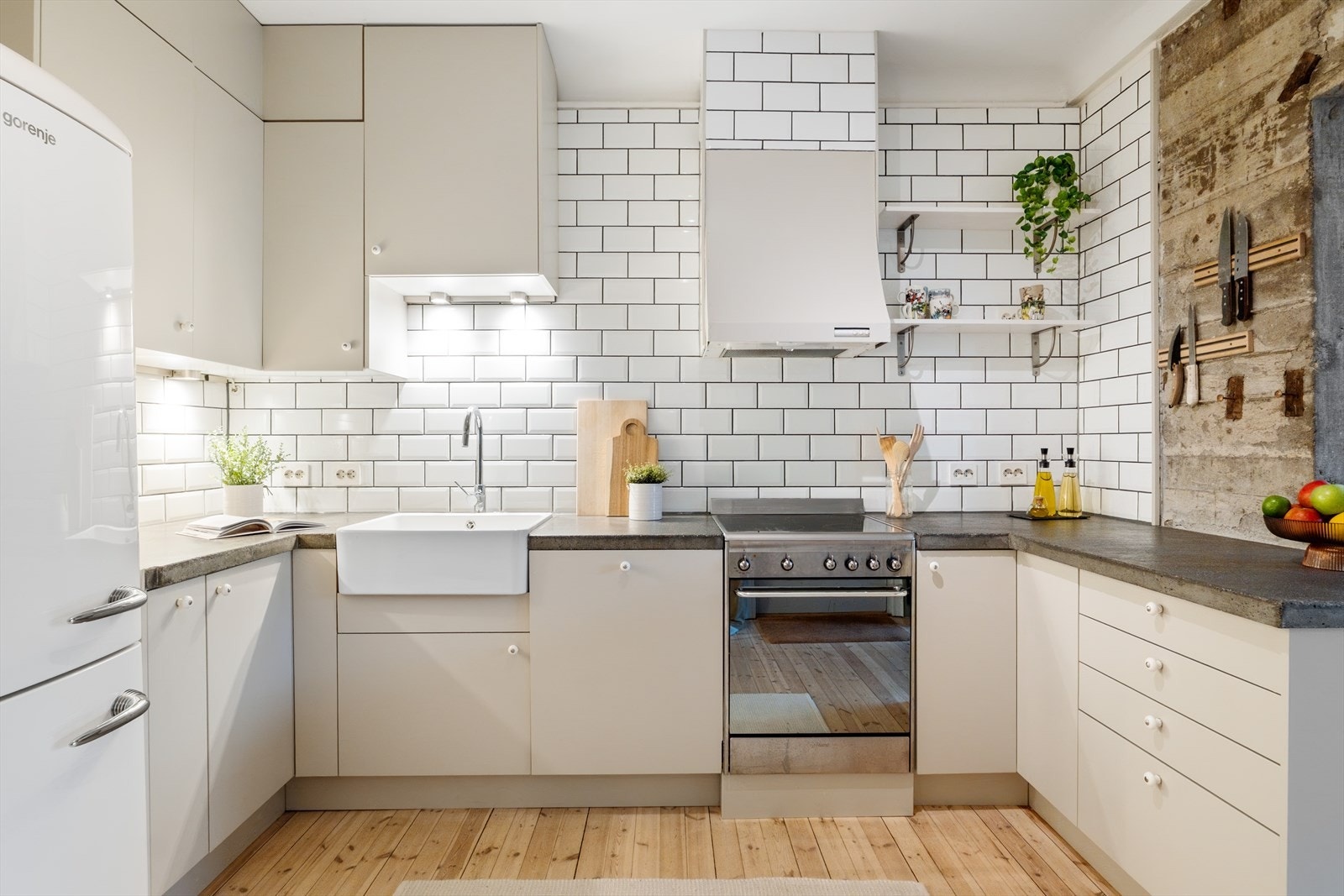 Praktisk kjøkkenløsning med god benke- og skapplass Galleribilde