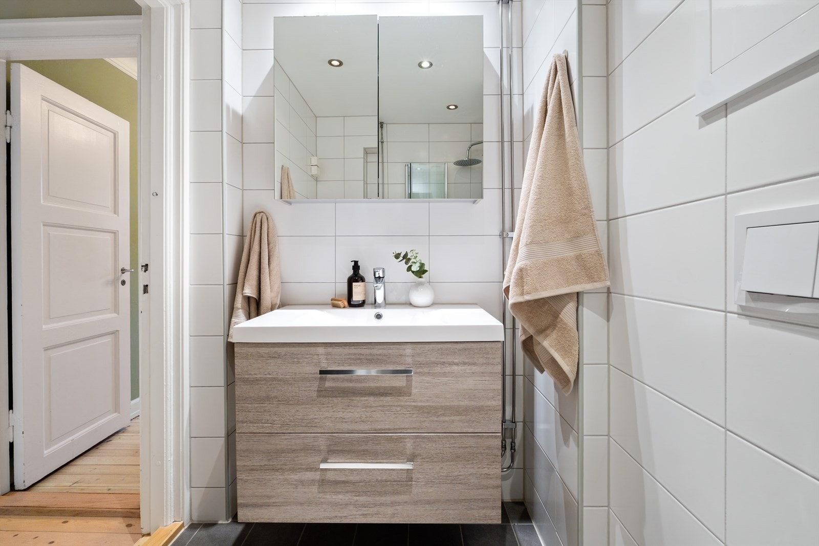 Bad med servantskap og innfellbare dusjvegger Galleribilde