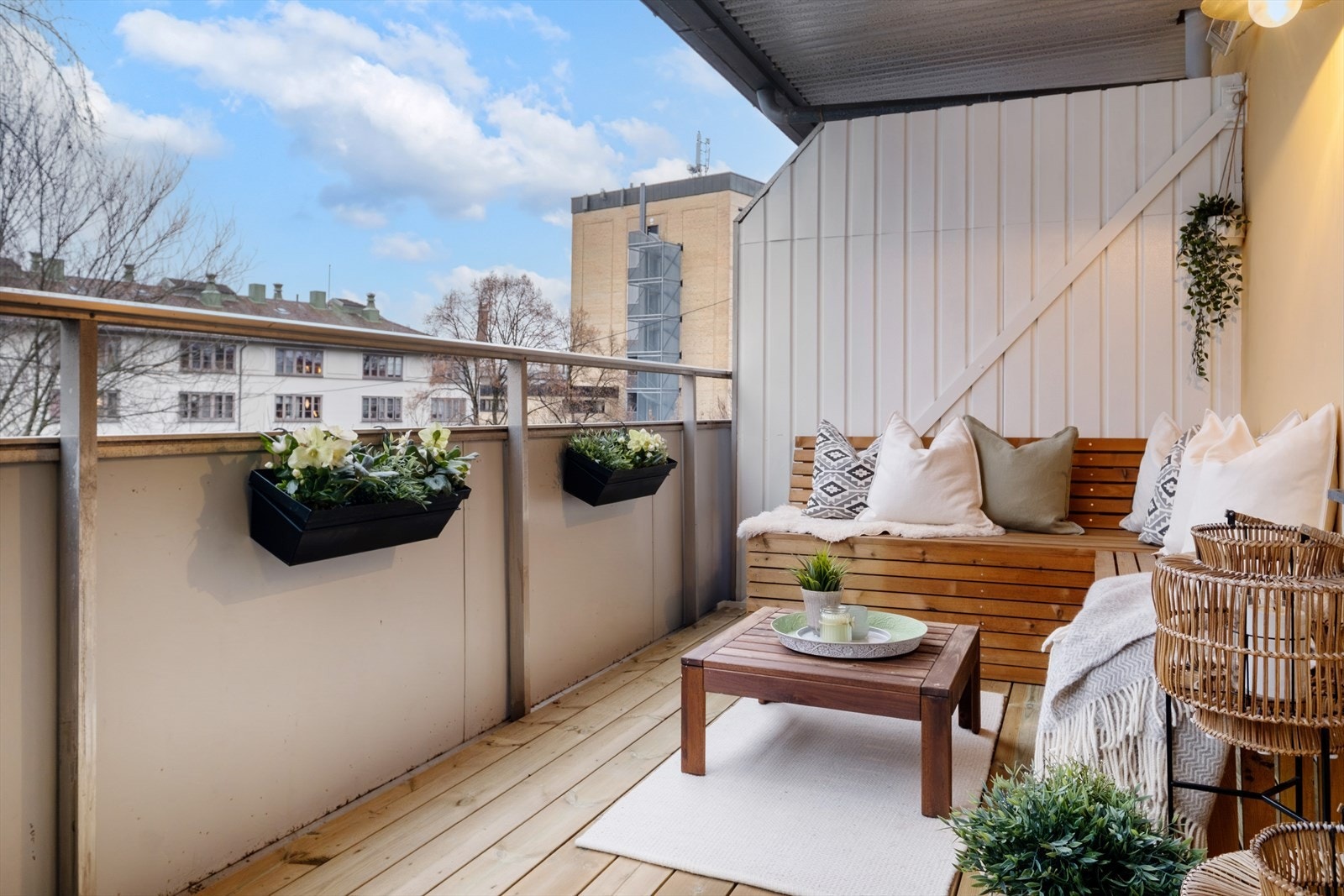 Østvendt balkong på ca. 9 kvm med god plass til utemøbler Galleribilde