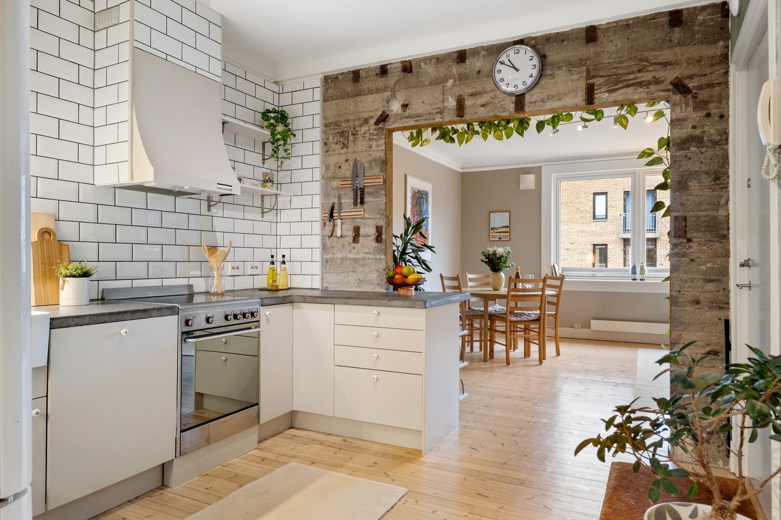 Stilren kjøkkeninnredning med glatte laminerte fronter Galleribilde