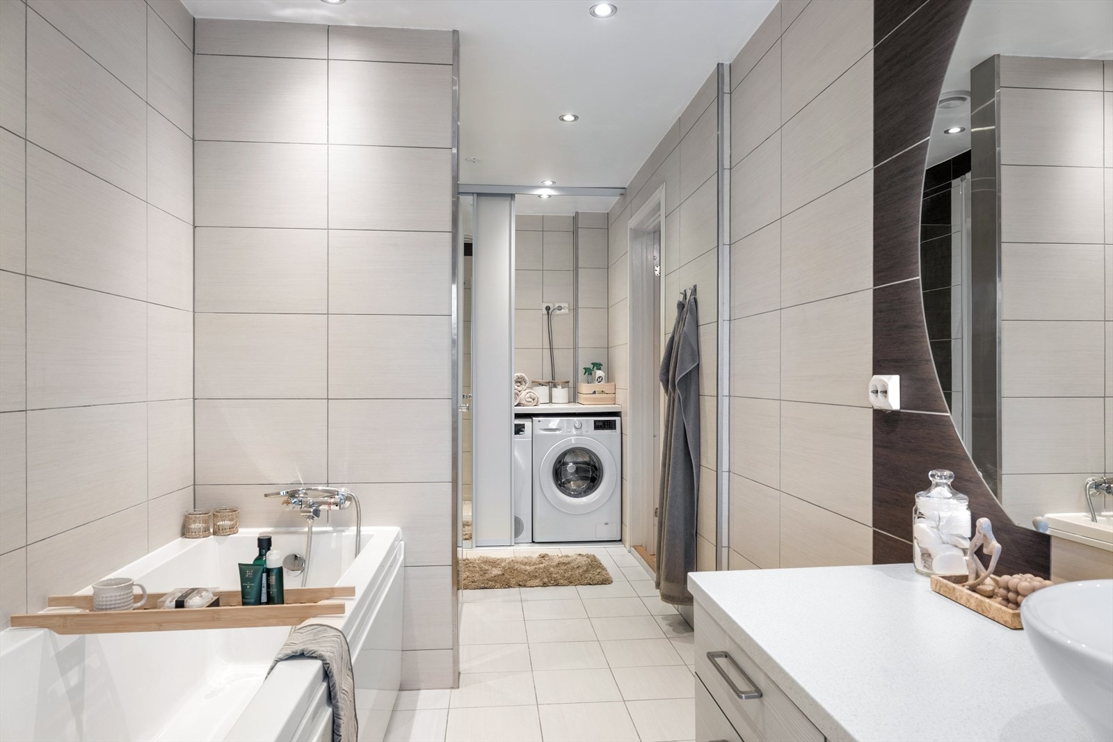 Boligen har to helflisede bad, ett i hver etasje. Galleribilde