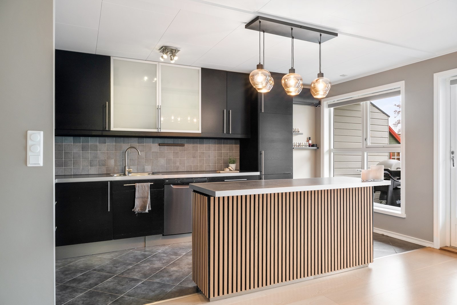 Det er installert varmepumpe ved kjøkkenet i stuen. Galleribilde