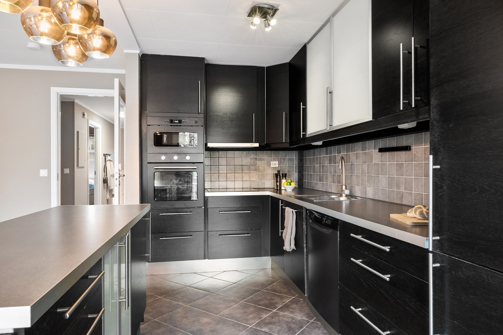 Kjøkkenet har slette fronter med benkeplate av laminat og romslige arbeidsflater som gjør matlagingen både enkel og trivelig. Galleribilde