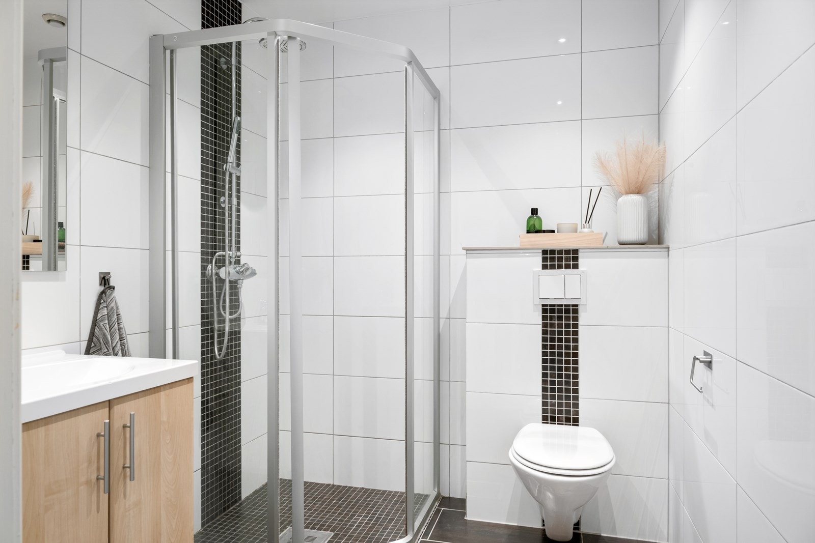 Badet i 2. etasje er også helfliset med med elektriske varmekabler i gulv. Galleribilde