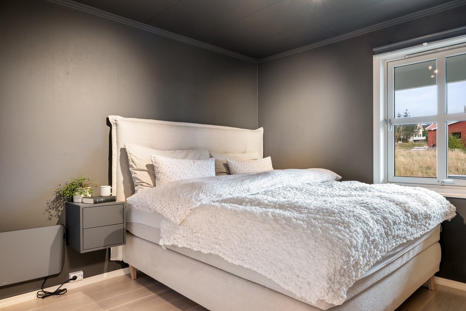 Boligen har totalt fire soverom, hvorav tre ligger i 2. etasje og ett i 1. etasje. Galleribilde