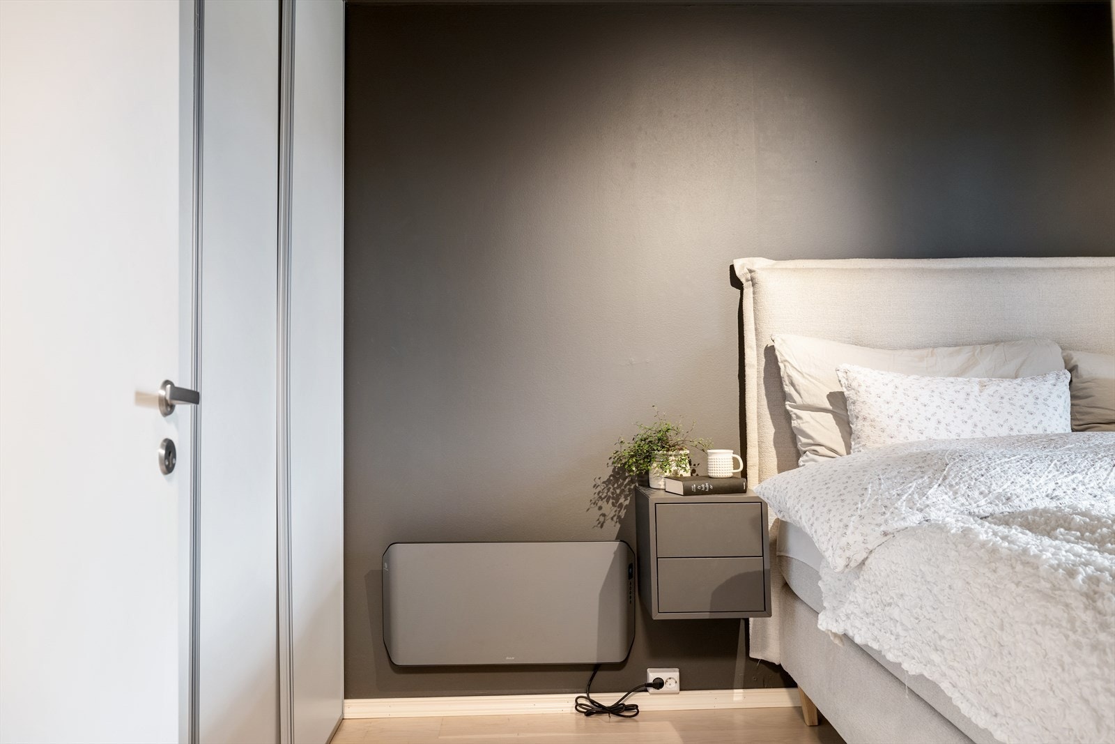 Alle rommene har god størrelse og er lett å møblere med seng, garderobe og annet soveromsmøblement. Galleribilde