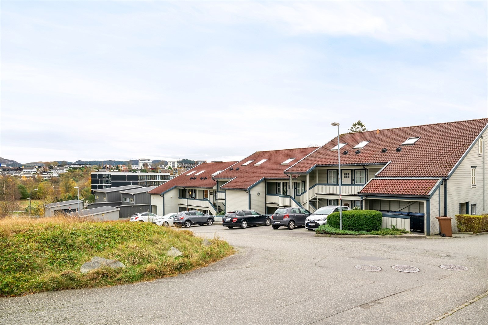 Sandvedbøen 138 har en meget god beliggenhet i veletablerte og familievennlige omgivelser på Sandved i Sandnes kommune. Galleribilde