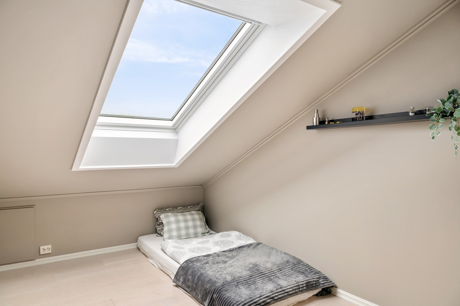 Godt med lagrinsgmuligheter i knevegger. Galleribilde