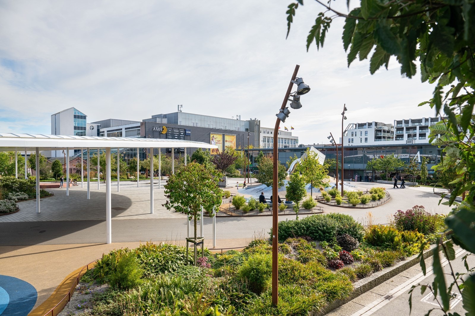 Kort vei til Sandnes Sentrum hvor man finner et bredt spekter av fasiliteter som butikker, kafeer, restauranter, treningssentre og kulturtilbud. Amfi Sandnes byr i tillegg på et stort utvalg av shoppingmuligheter under samme tak. Galleribilde