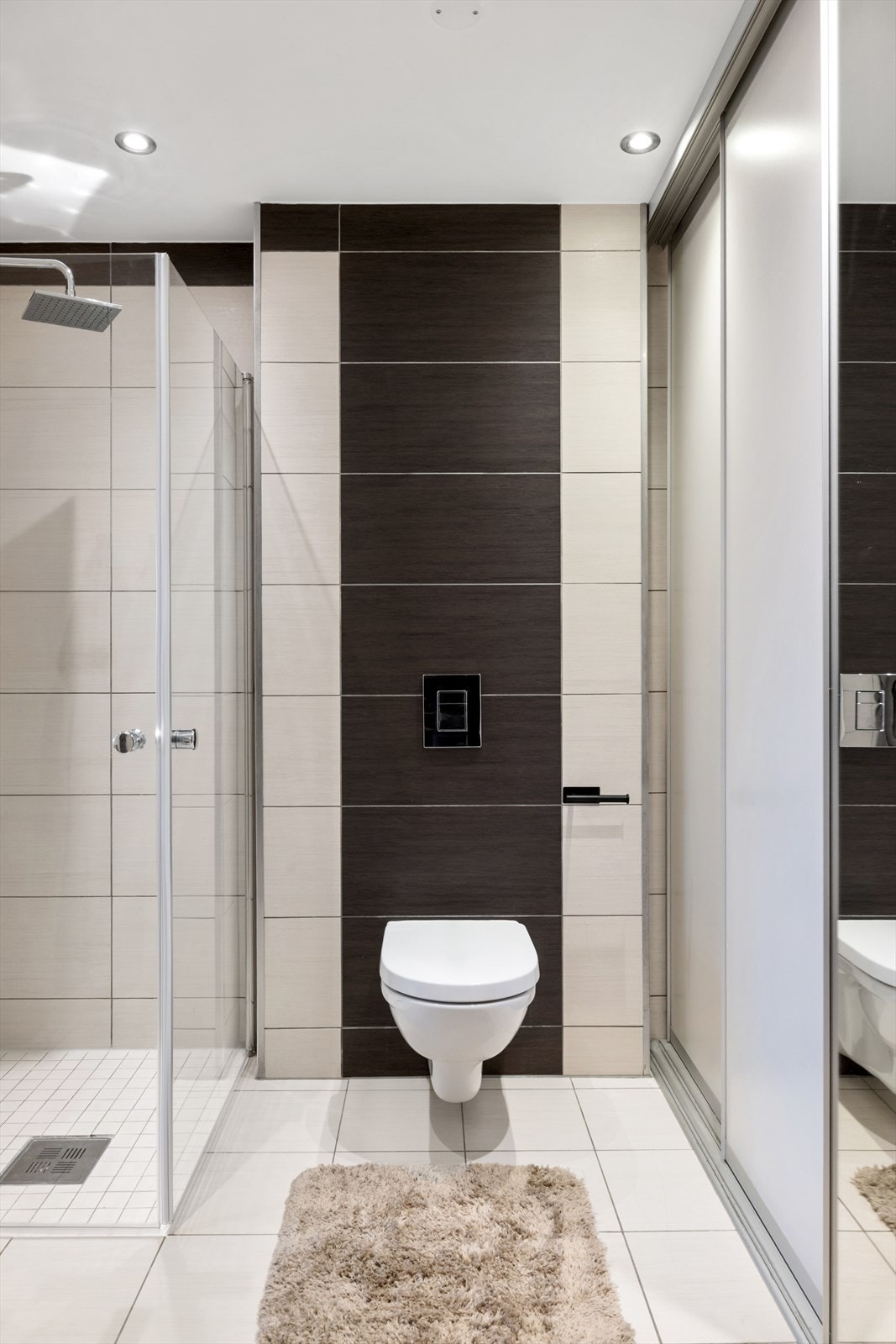 Vaskemaskin og tørketrommel er praktisk skjult bak skyvedører. Galleribilde