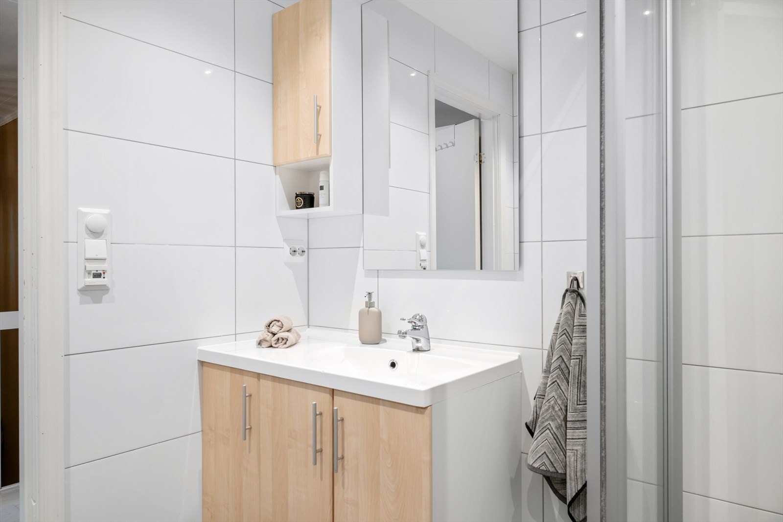 Innredet med opphengt servant, toalett og dusjhjørne. Galleribilde