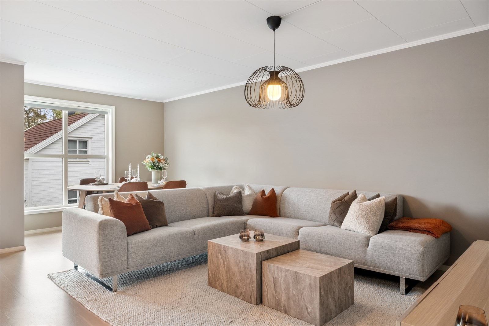 Allrommet fremstår lyst og trivelig, og den romslige stuen gir gode møbleringsmuligheter med plass til både sofagruppe og spisebord. Galleribilde