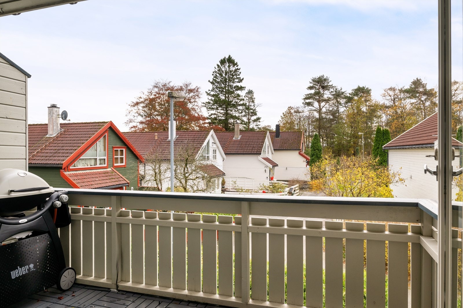 Fra stuen har man direkte utgang til boligens balkong som ligger i sørvendt retning og byr på sol store deler av dagen. Galleribilde