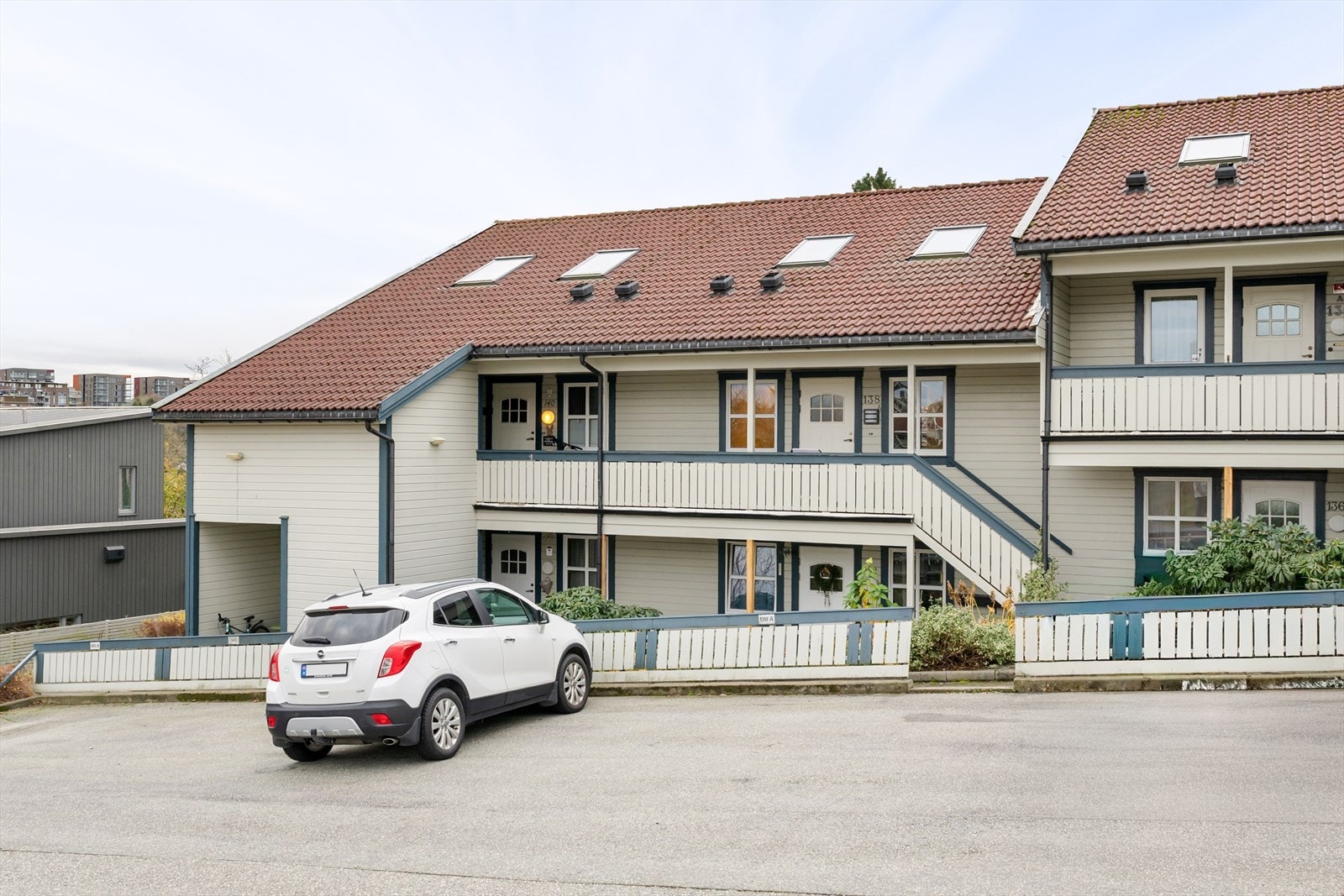 Det er i tillegg en utvendig parkeringsplass like utenfor leilighetsbygget. Galleribilde