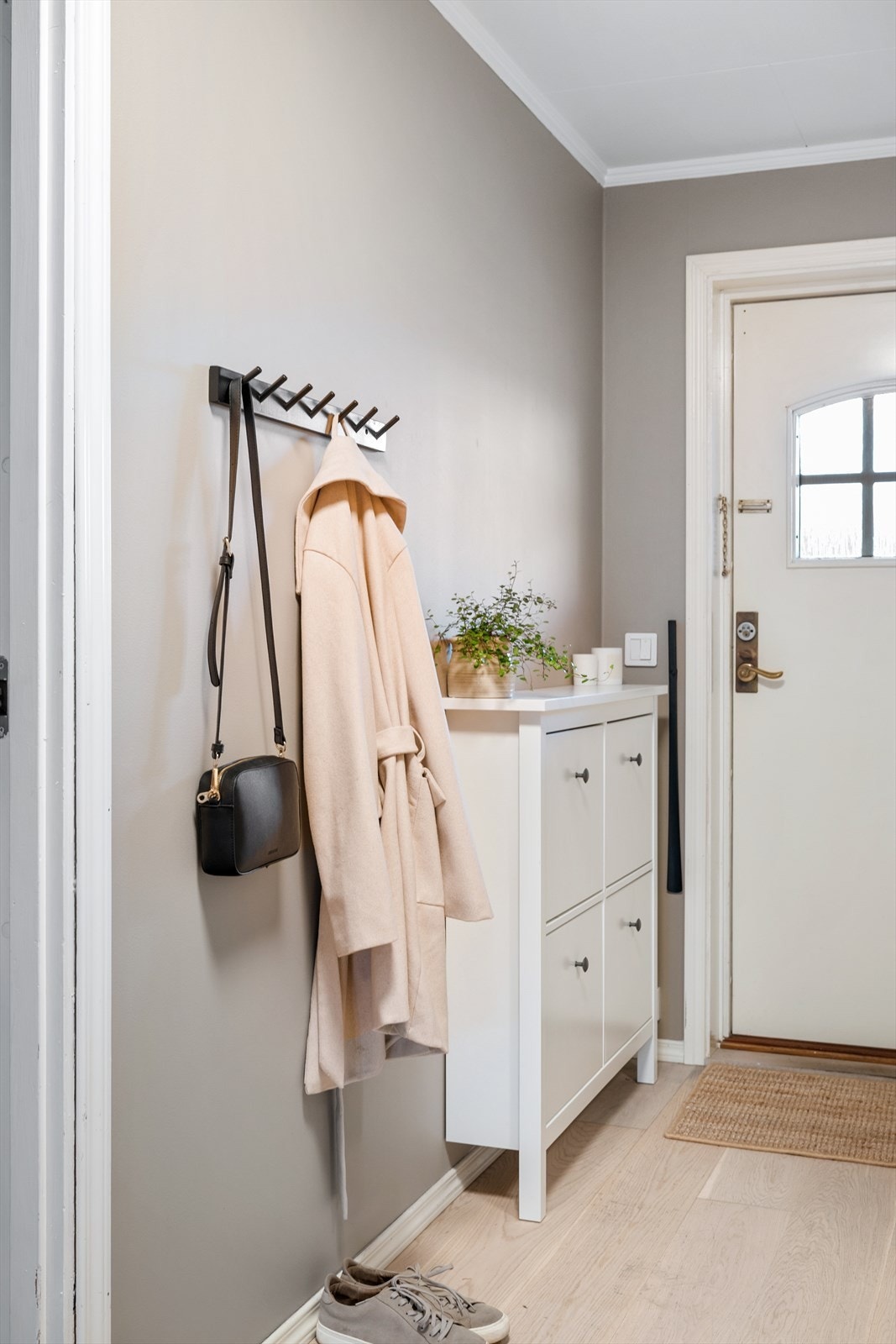 Her får man et ryddig førsteinntrykk som setter tonen for resten av boligen. Galleribilde