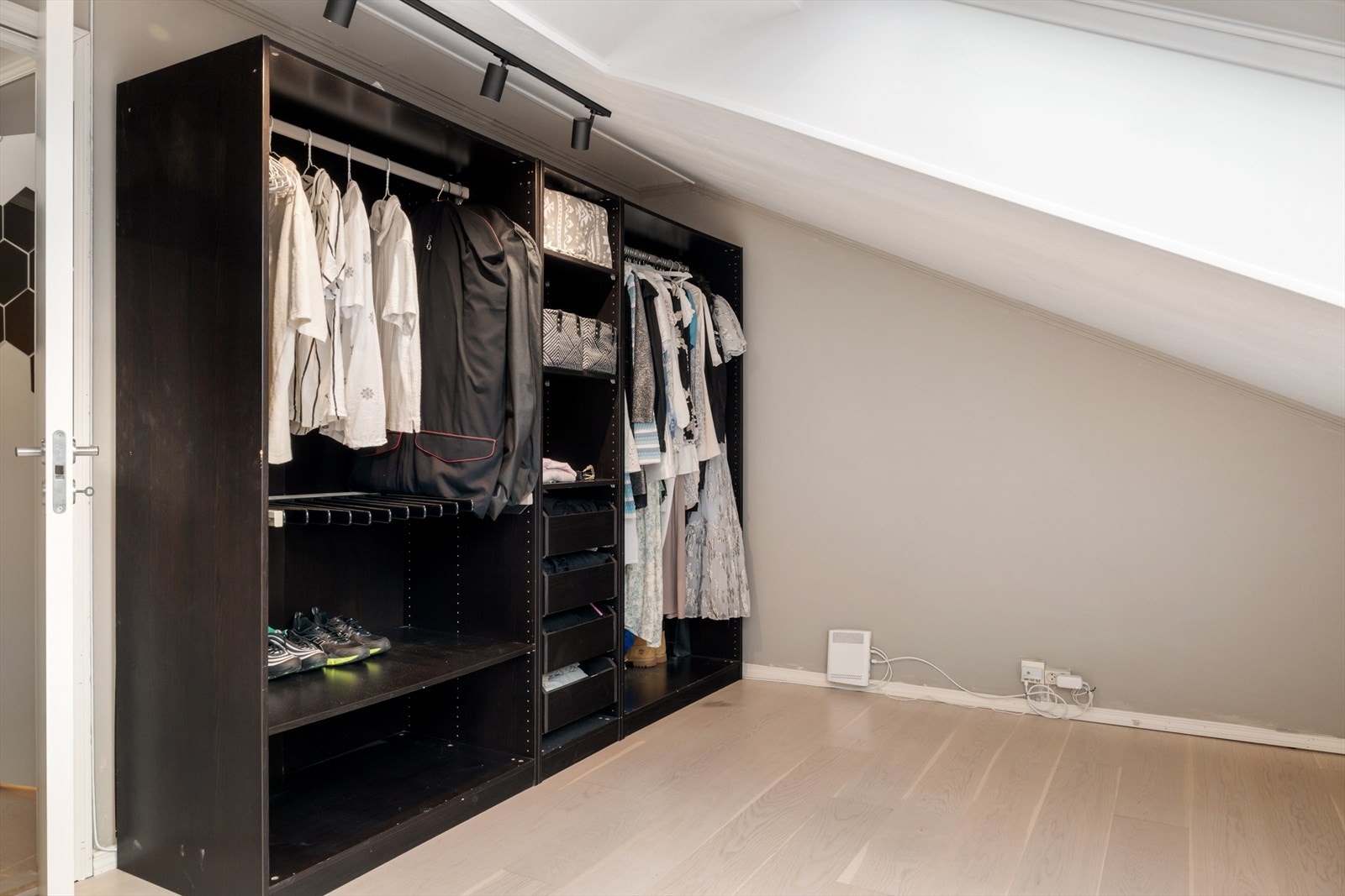 Det største soverommet har praktiske garderobeløsninger med mye lagringsplass. Rommet kan også fungere som loftstue, gjesterom alt etter behov. Galleribilde