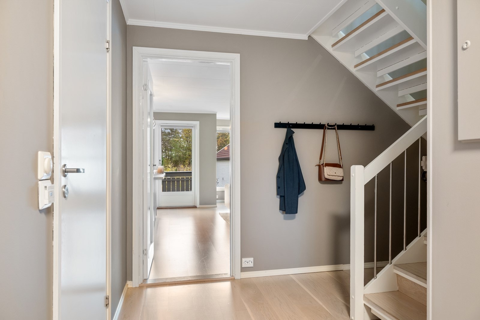 Trappen leder deg opp til boligens andre etasje (loft) Loftet er ikke byggesøkt og derfor ikke godkjent. Galleribilde