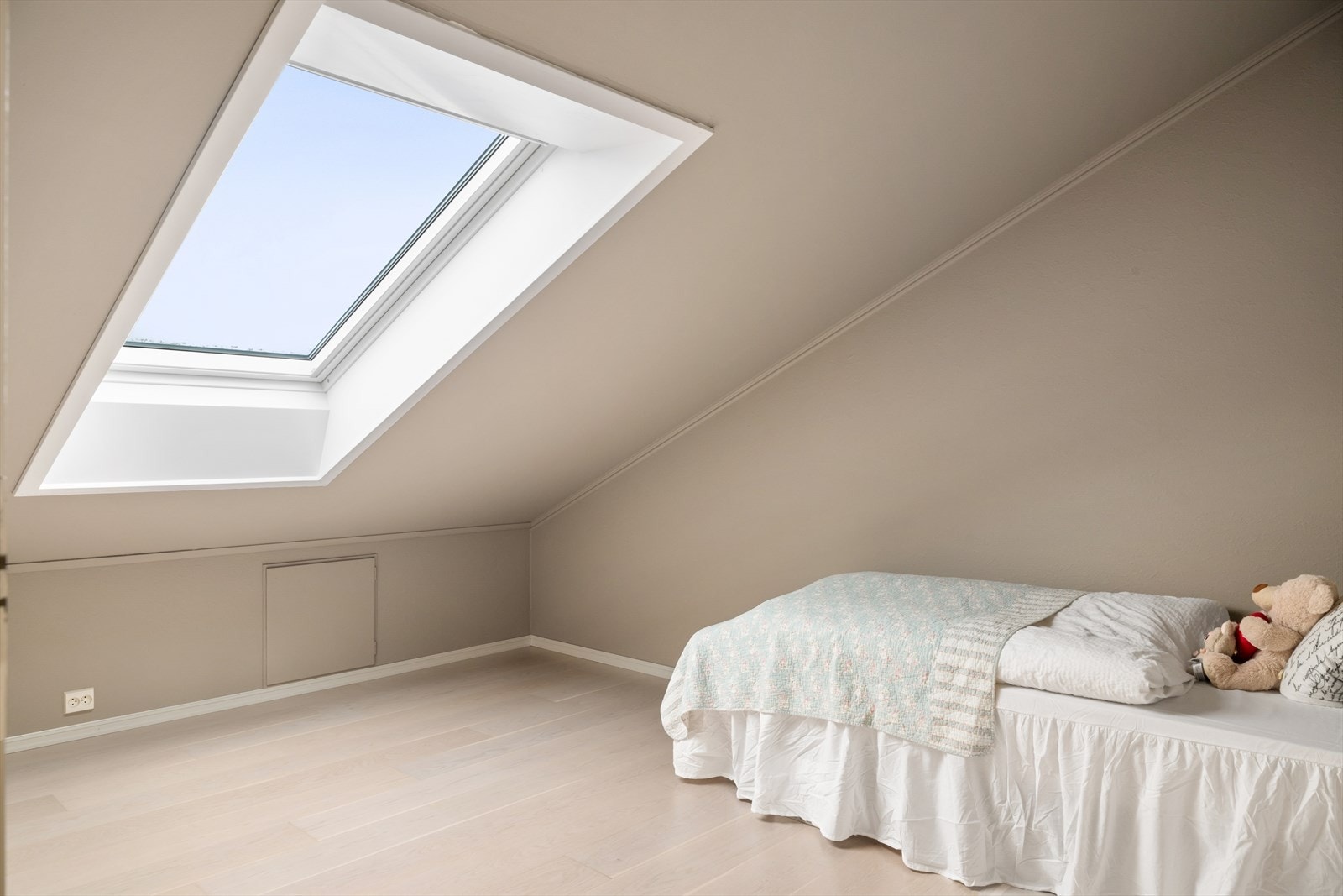 De to øvrige soverommene i denne etasjen byr også på god plass til møblement og garderobeløsninger. Galleribilde