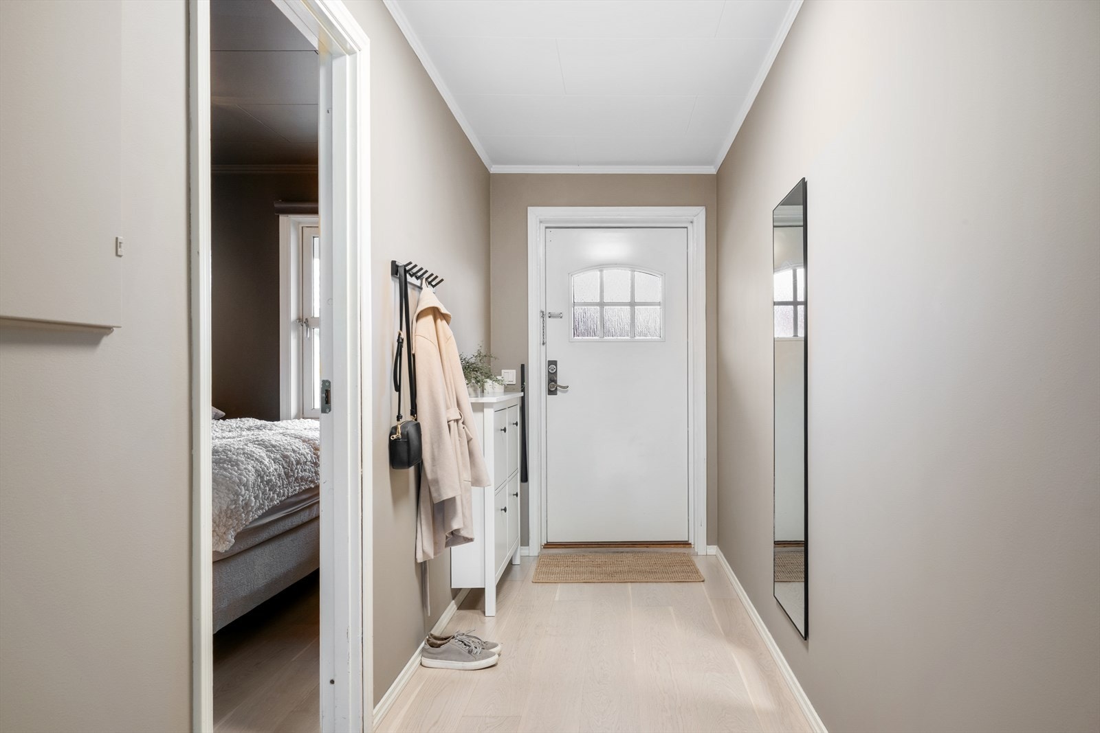 Gangen er lys og innbydende med plass til å henge fra seg jakker og sette fra seg sko. Galleribilde