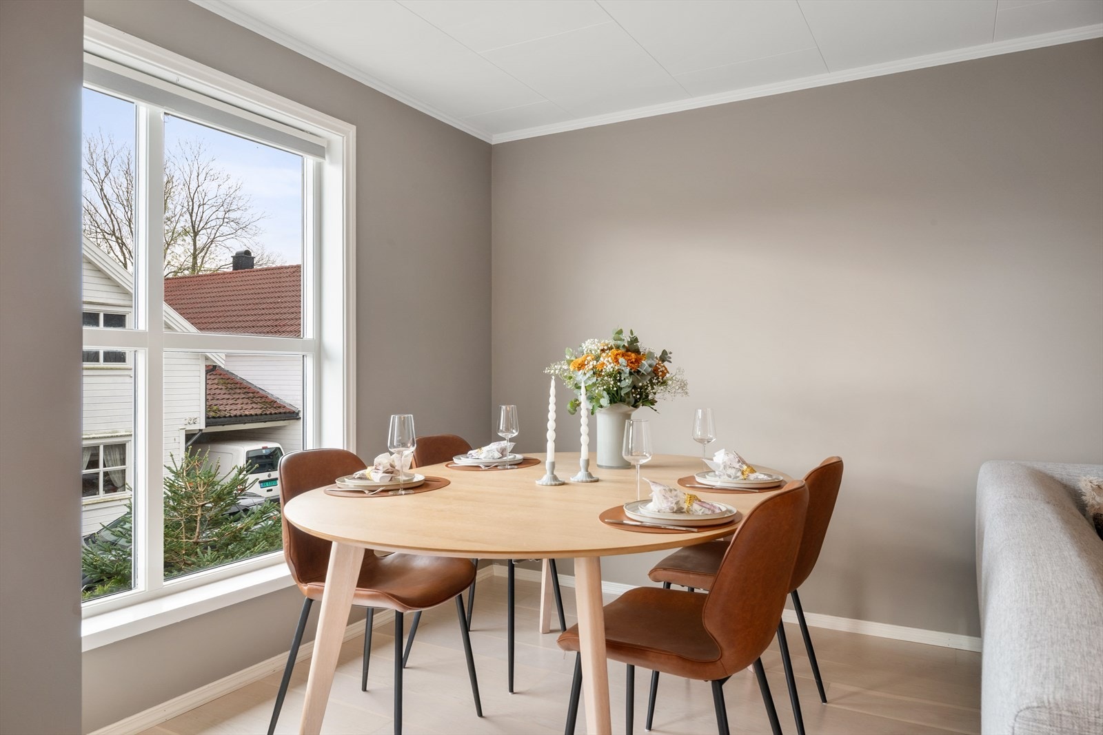 En innbydende bolig som strekker seg over to plan og byr på gjennomtenkte løsninger. Galleribilde