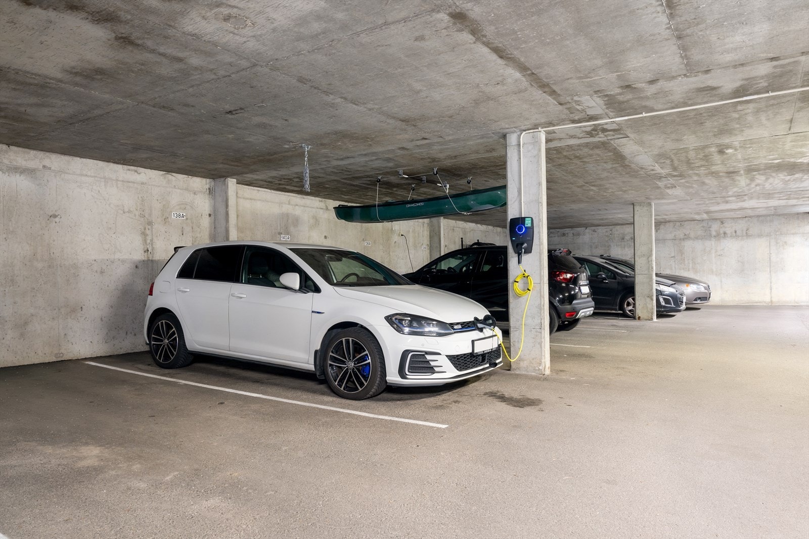 Parkering i lukket anlegg med elbil-lader. Galleribilde