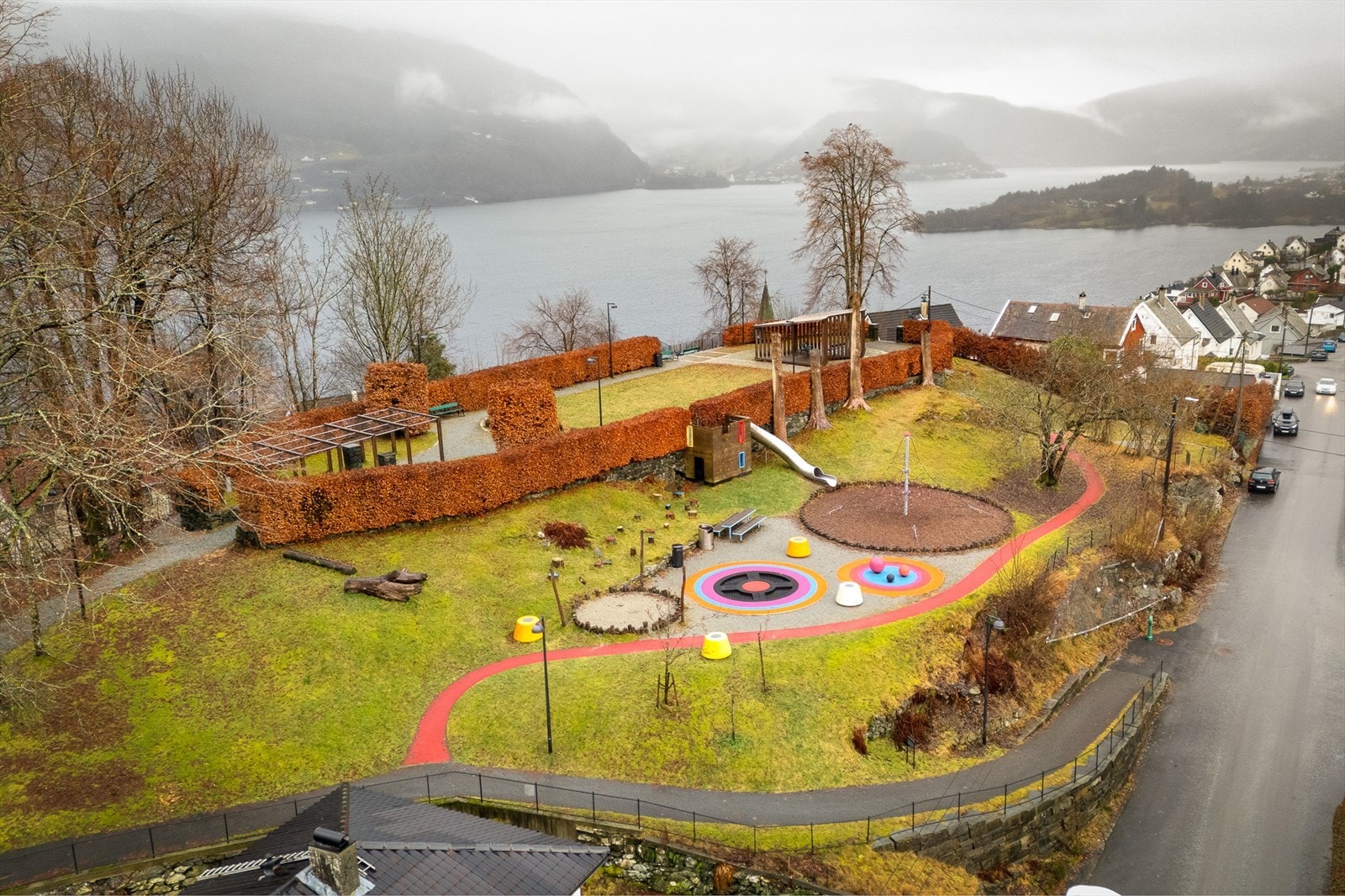 Parken i bakkant av boligen. Galleribilde