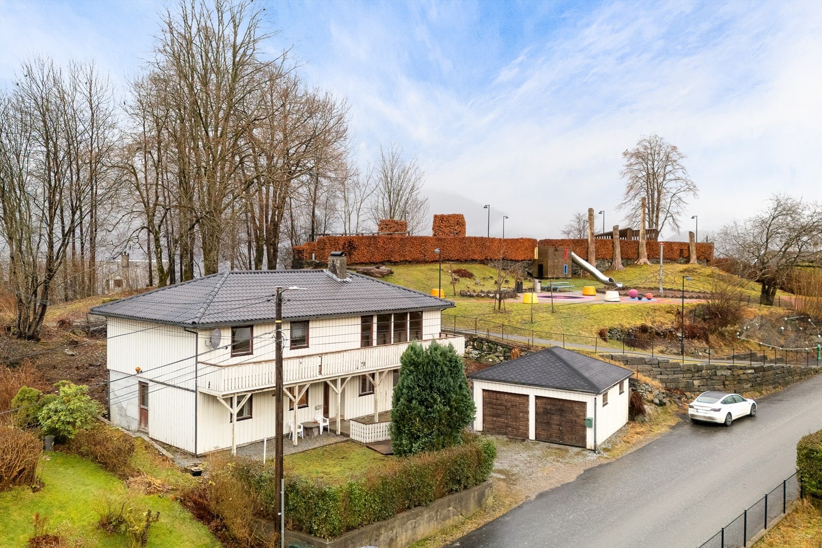 Dette er en innholdsrik bolig med blant annet dobbelgarasje, godkjent hageleilighet med mulighet for leieinntekter og 3 soverom i hoveddel. Galleribilde