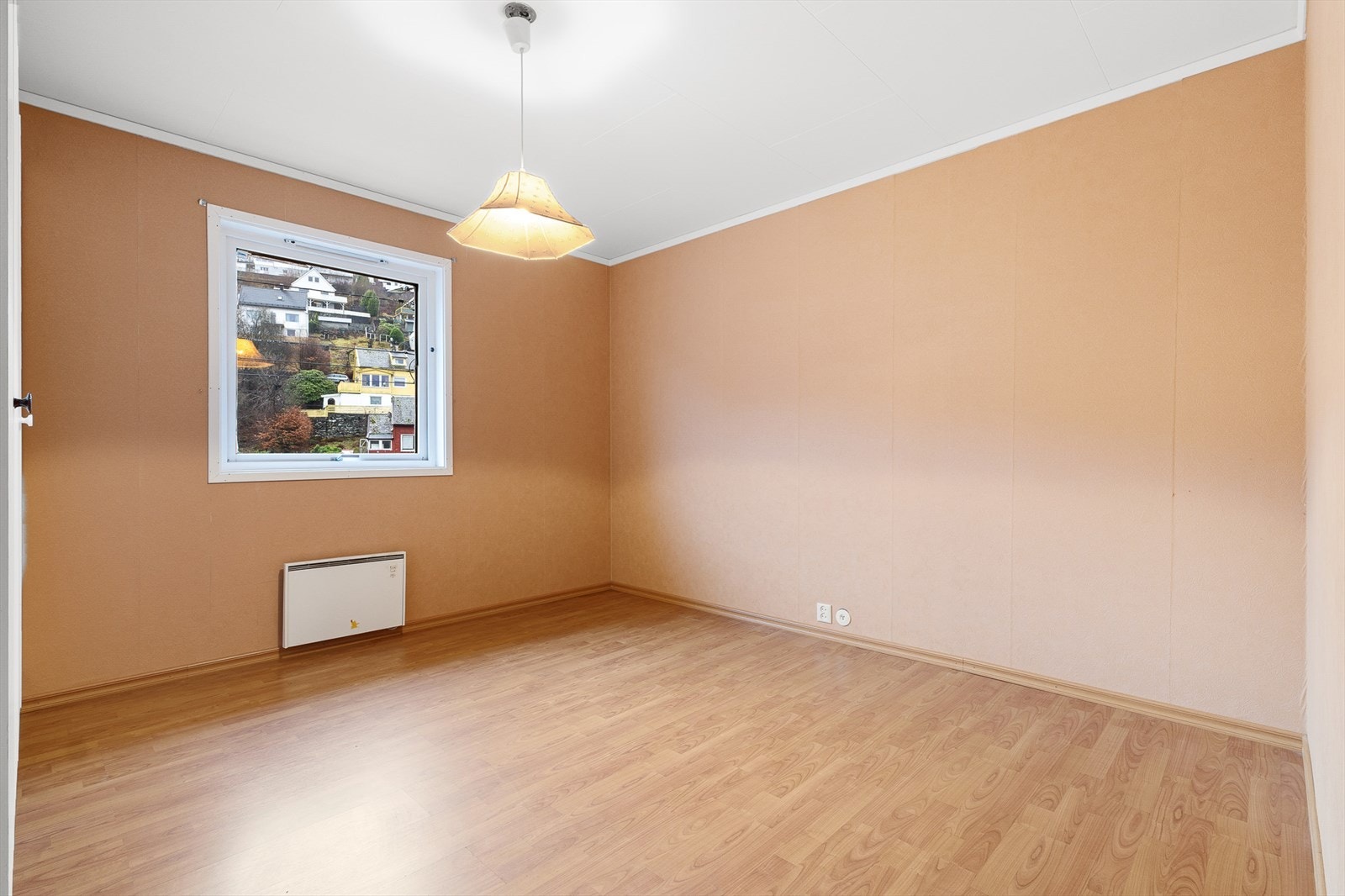 Soverom 1 er av god størrelse hvor man kan innrede etter ønske. Galleribilde