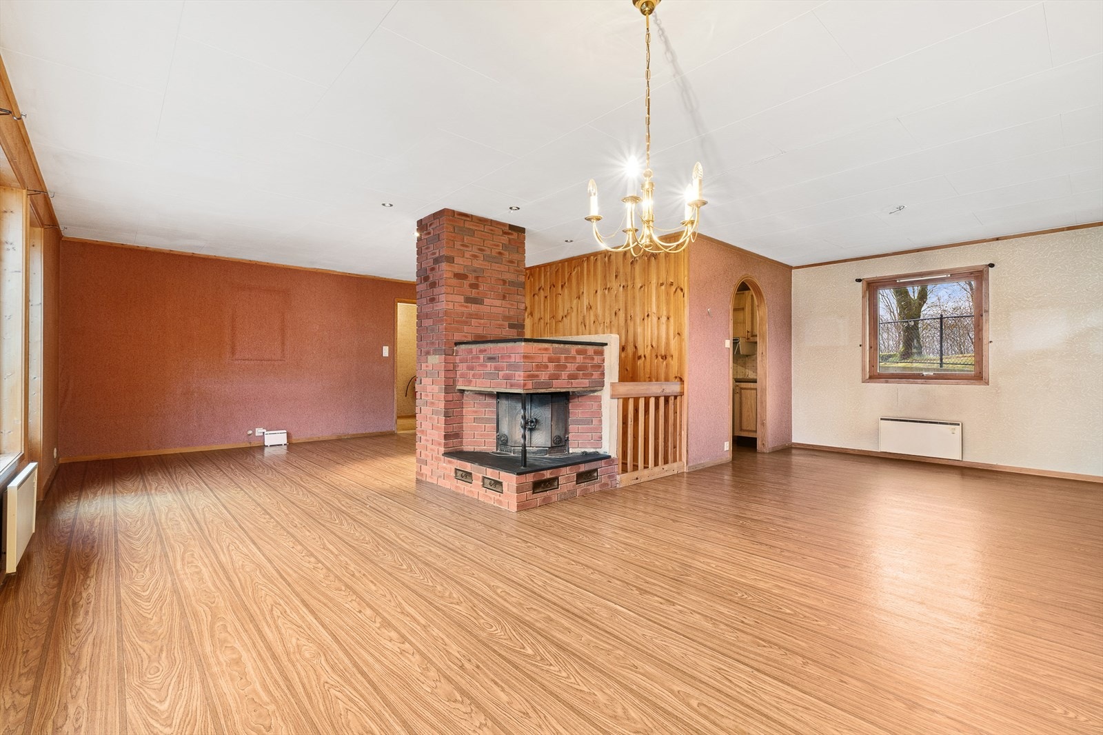 Stuen er stor og romslig. Den måler 44,2 kvm og kan innredes etter ønske. Galleribilde