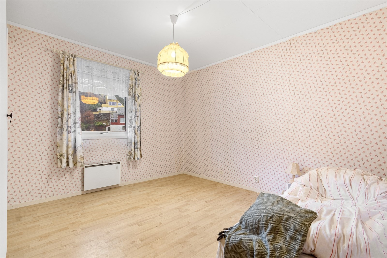 Soverommet måler 11,9 kvm og har plass til nattbord og annet soveromsmøbelement. Galleribilde