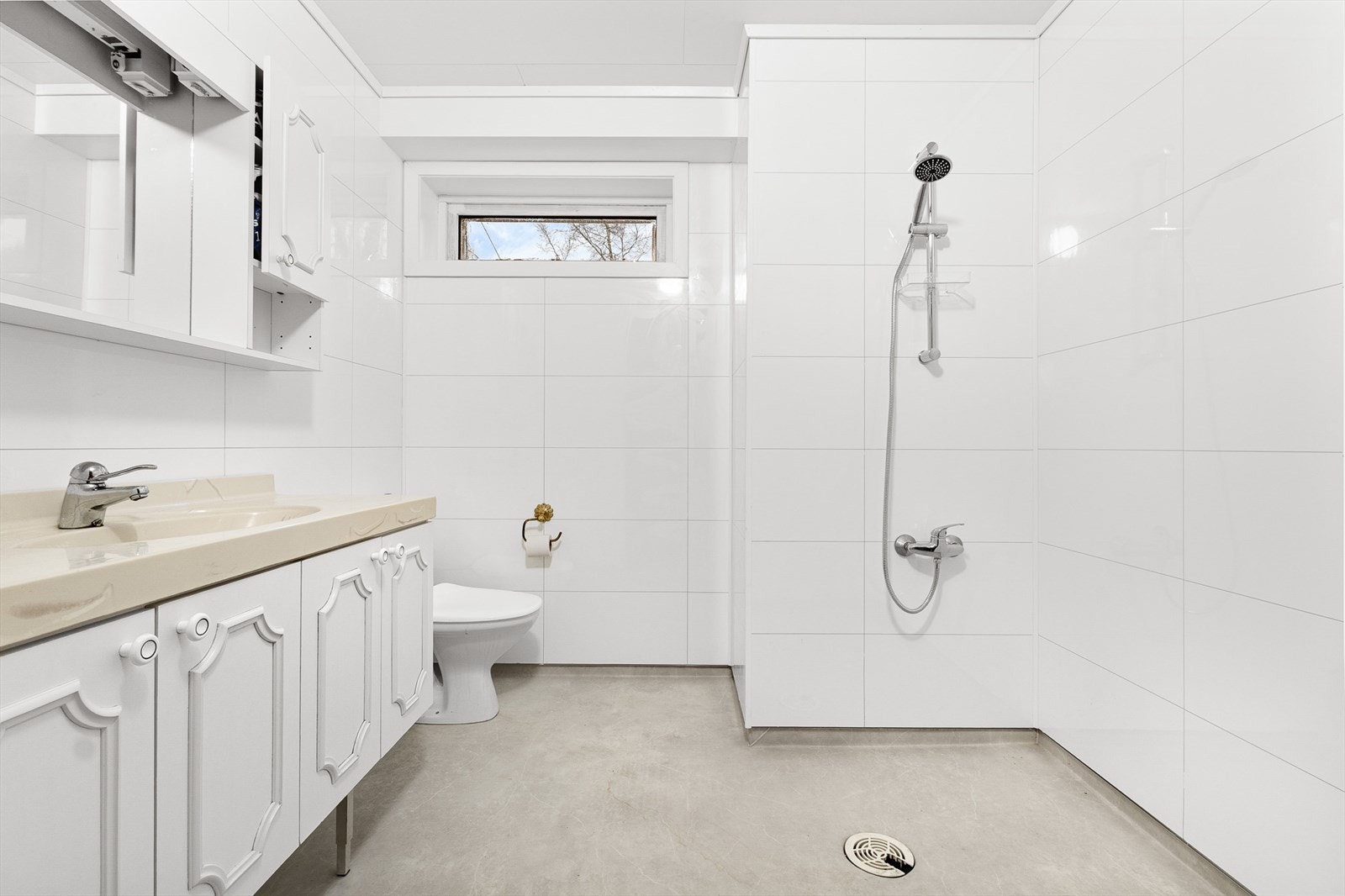 Badet er nylig oppgradert med baderomsplater. Galleribilde