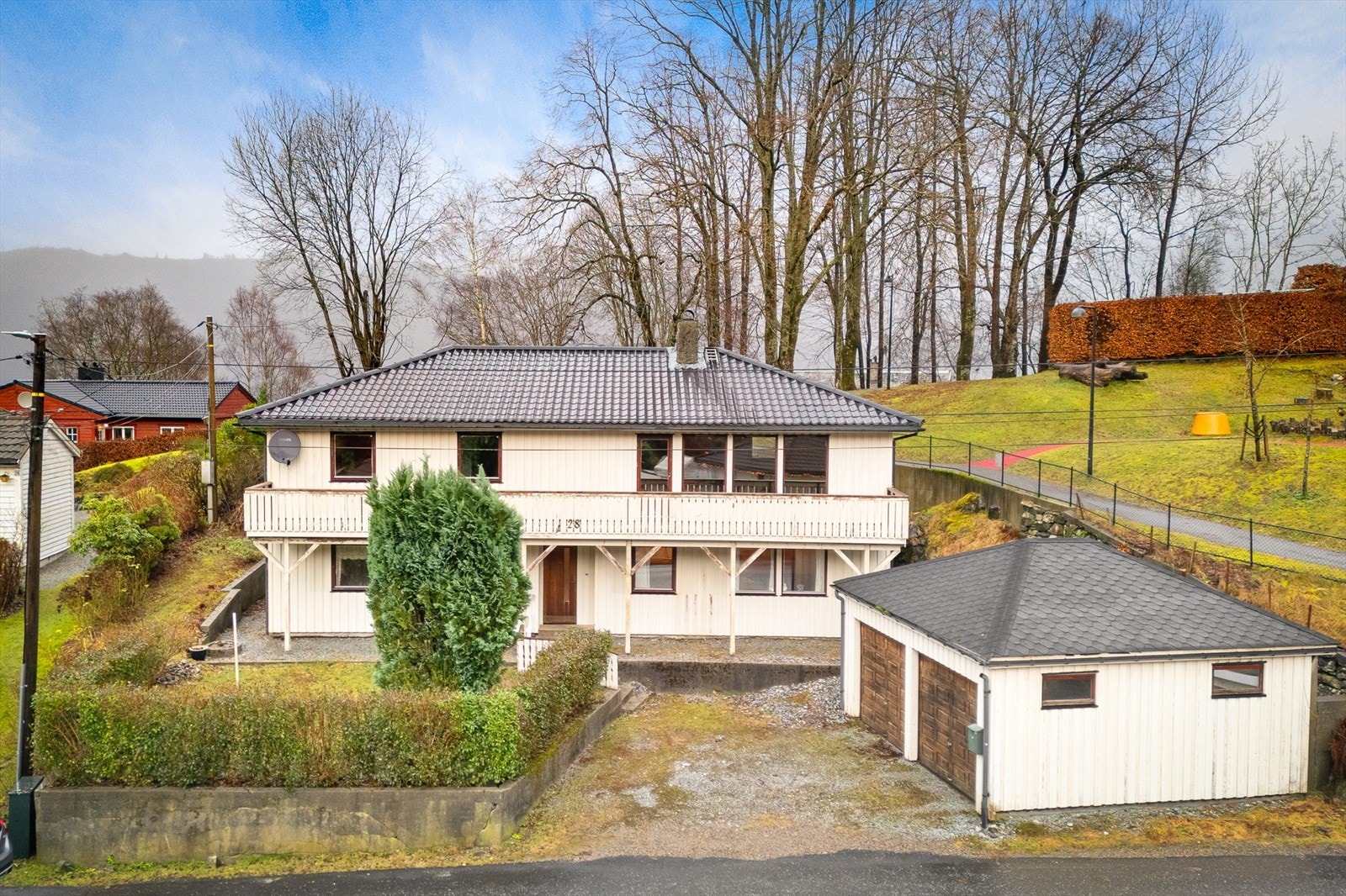 Eiendommen har en svært barnevennlig beliggenhet med barnehage i umiddelbar nærhet, samt parken til høyre for boligen. Galleribilde