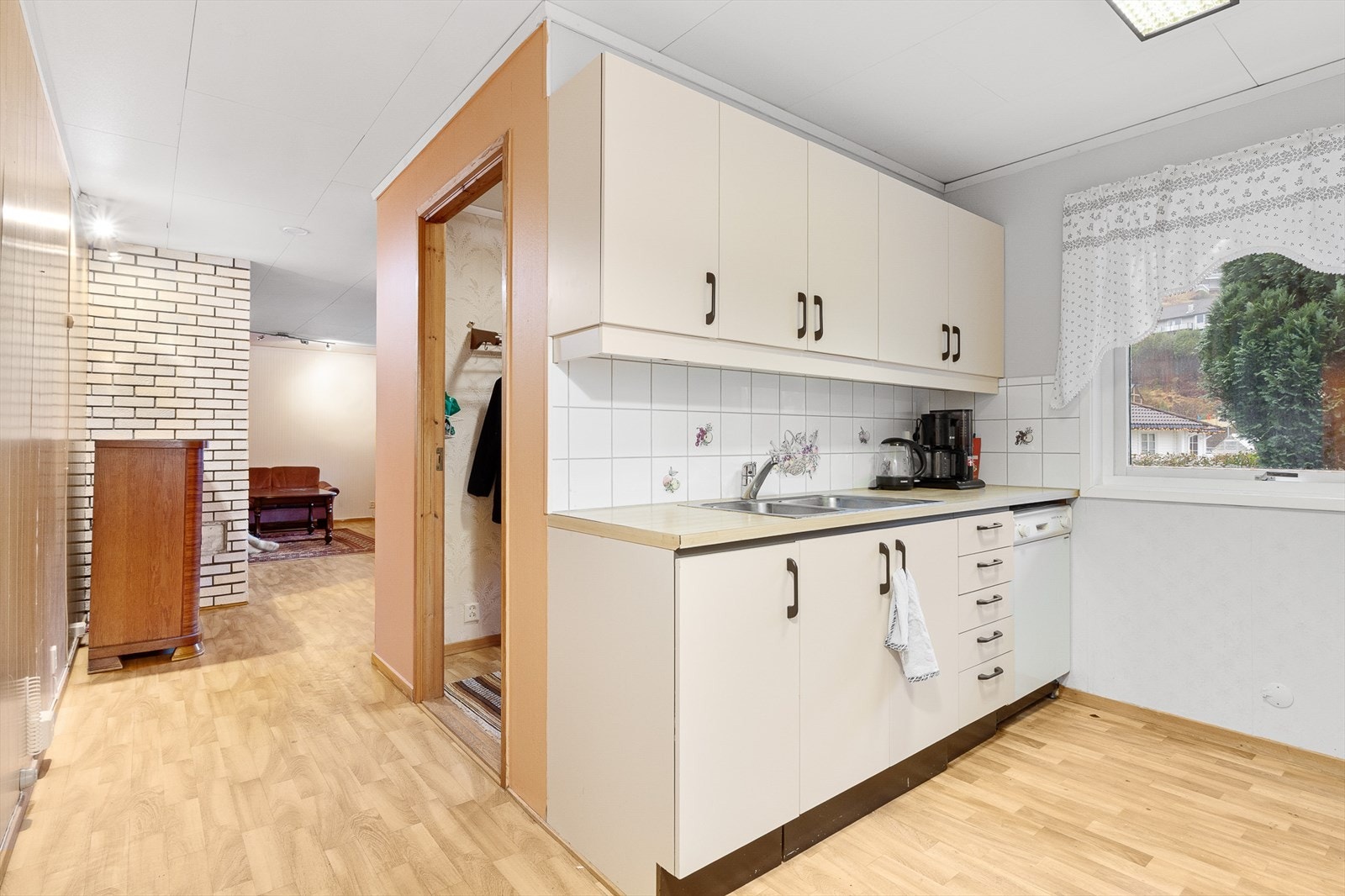 Kjøkkenet i denne delen har glatte fronter og nedfelt stålvask. Galleribilde